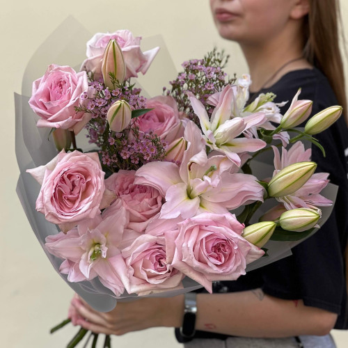 Ароматний букет з преміальними ліліями та запашною трояндою Pink O’Hara «Рожевий парфум»