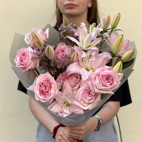 Ароматний букет з преміальними ліліями та запашною трояндою Pink O’Hara «Рожевий парфум»
