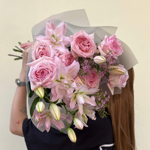 Ароматний букет з преміальними ліліями та запашною трояндою Pink O’Hara «Рожевий парфум»