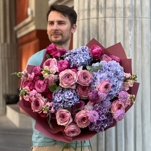 Об’ємний яскравий букет з півонієвидними трояндами Peony Kiss «Амурний вечір»