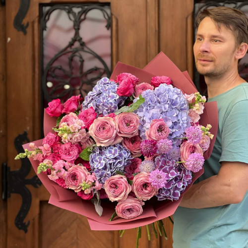 Об’ємний яскравий букет з півонієвидними трояндами Peony Kiss «Амурний вечір»