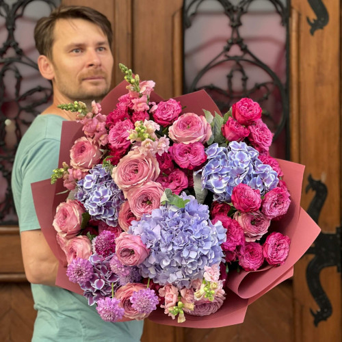 Об’ємний яскравий букет з півонієвидними трояндами Peony Kiss «Амурний вечір»