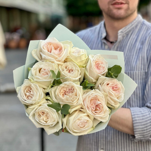 11 ароматных роз сорта White O’Hara с эвкалиптом «Кремовое наслаждение»