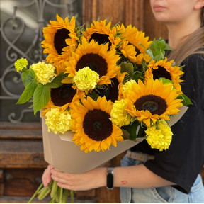 Теплий букет із соняхами та чорнобривцями «Літнє сонечко»