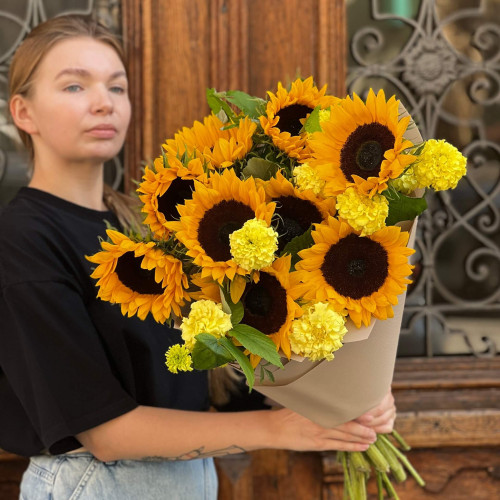 Теплий букет із соняхами та чорнобривцями «Літнє сонечко»