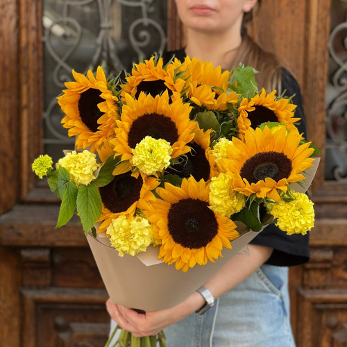 Теплий букет із соняхами та чорнобривцями «Літнє сонечко»