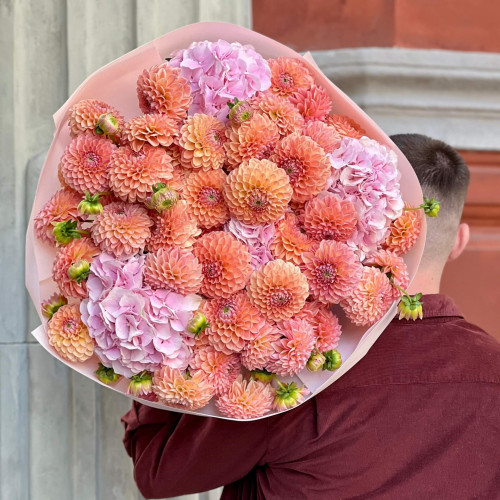 Розкішний об’ємний букет з жоржинами сорту Natalie G та гортензіями «Медове озеро»