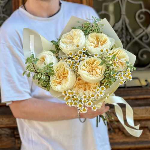 Ніжний вишуканий букет з піоновидною трояндою Aurora Gardens «Зачарована Марічка»