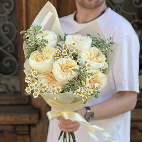 Ніжний вишуканий букет з піоновидною трояндою Aurora Gardens «Зачарована Марічка»