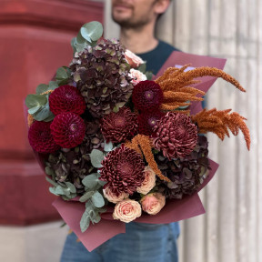 Загадковий букет у насичених відтінках «Темний ангел»