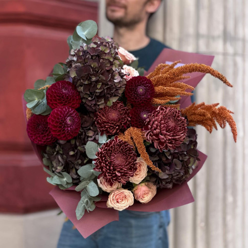 Загадковий букет у насичених відтінках «Темний ангел»