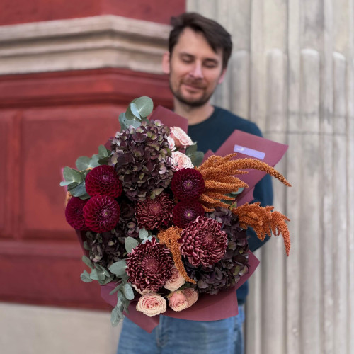 Загадковий букет у насичених відтінках «Темний ангел»