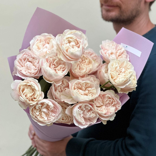 19 вишуканих півонієвидних троянд сорту Chiffon у букеті «Мерехтливе сяйво»