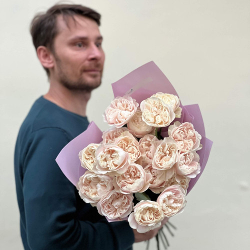 19 вишуканих півонієвидних троянд сорту Chiffon у букеті «Мерехтливе сяйво»