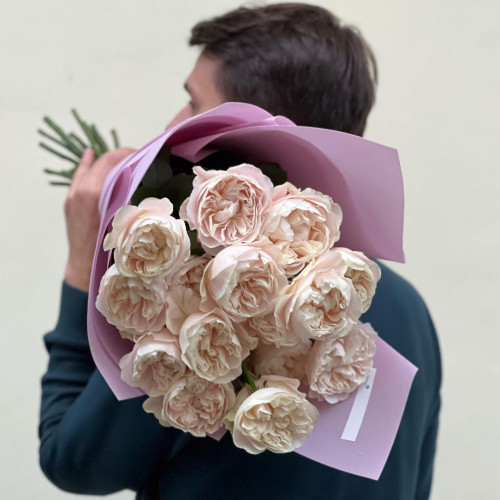 19 вишуканих півонієвидних троянд сорту Chiffon у букеті «Мерехтливе сяйво»