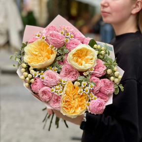 Яскравий букет з піоновидною трояндою Antonia «Турботливі промінчики»