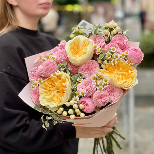 Яскравий букет з піоновидною трояндою Antonia «Турботливі промінчики»