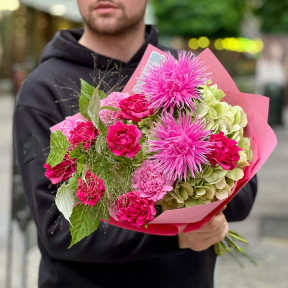Незвичний букет з айстрами «Смілива фуксія»