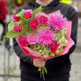 Незвичний букет з айстрами «Смілива фуксія»