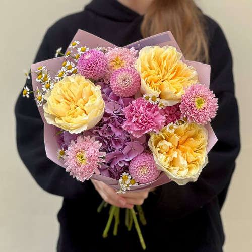 Милий букет з трояндою Antonia «Квітковий серпанок»