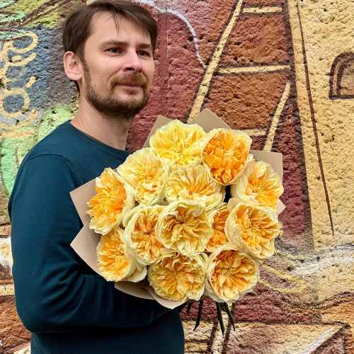 13 розкішних півонієвидних троянд Antonia Garden у букеті «Сонячні дзвони»