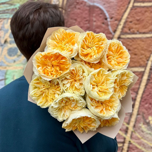 13 розкішних півонієвидних троянд Antonia Garden у букеті «Сонячні дзвони»