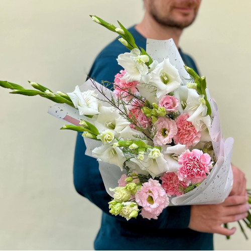 Світлий букет з гладіолусами «Рожевий промінь»