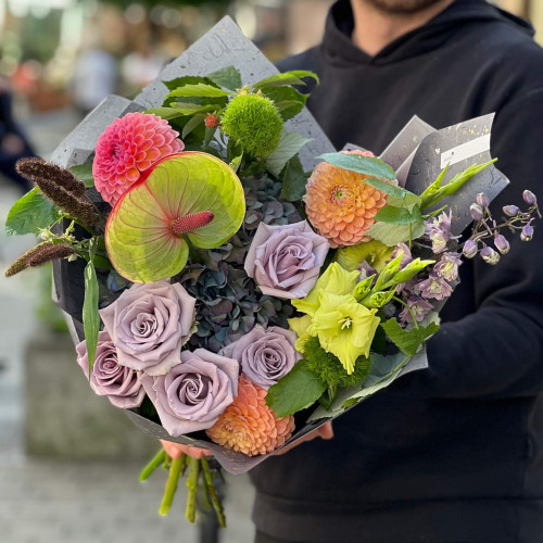 Цікавий букет з антуріумом «Зачарована Людочка»