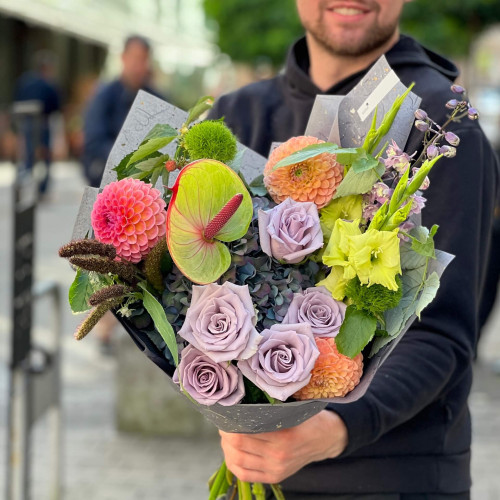 Цікавий букет з антуріумом «Зачарована Людочка»