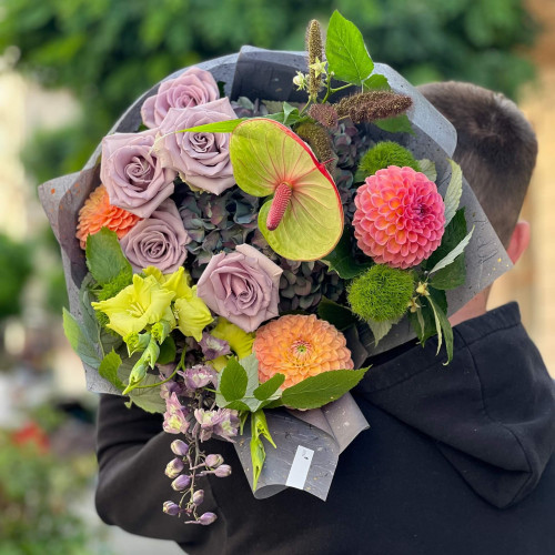 Цікавий букет з антуріумом «Зачарована Людочка»