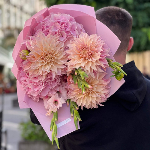 Ніжний букет з жоржинами Cafe au Lait «Мрія для Людмили»