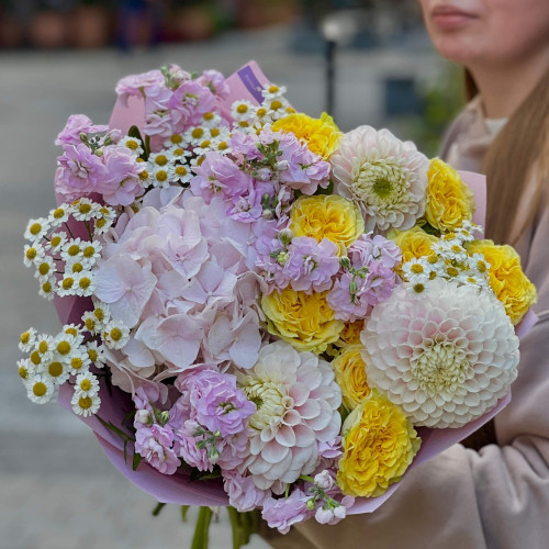 Ніжний контрастний букет «Обійми Любові»