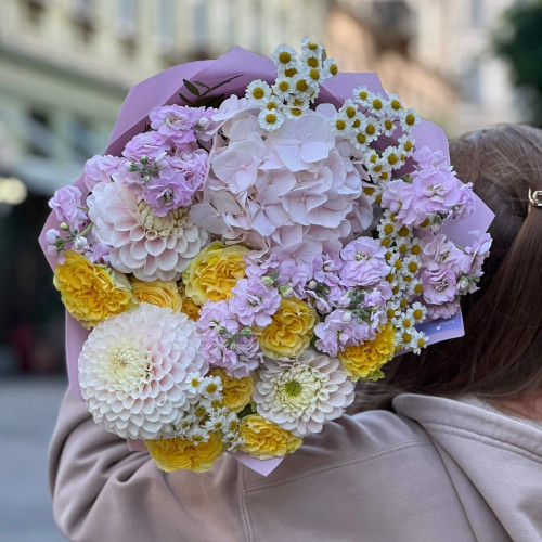 Ніжний контрастний букет «Обійми Любові»