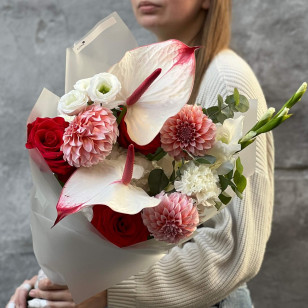 Світлий букет з антуріумами «Запальна Віра»