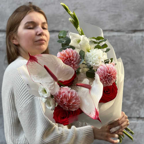 Світлий букет з антуріумами «Запальна Віра»