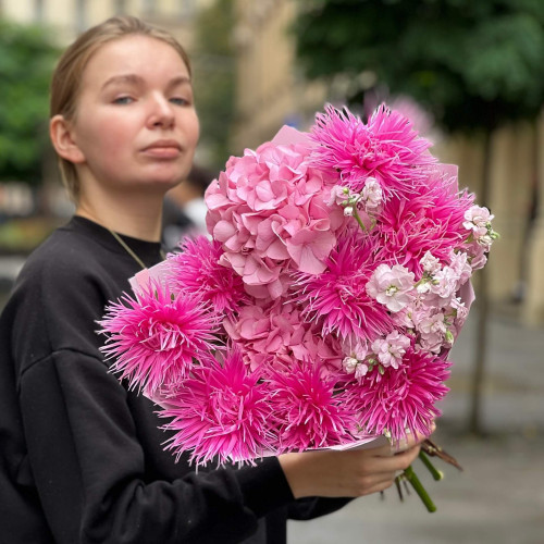 Stunning raspberry bouquet «Radiant Sophie»