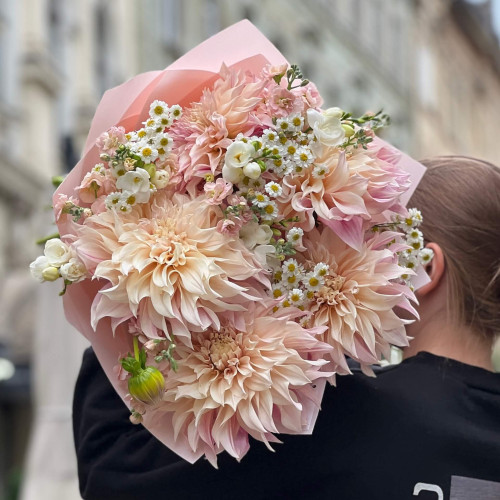 Charming bouquet with Cafe au Lait dahlias «Gentle Hope»