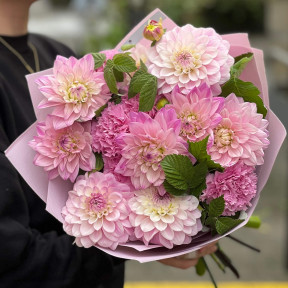 Ніжний букет з жоржинами та діантусами «Зачарована Любов»