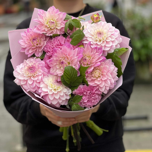 Ніжний букет з жоржинами та діантусами «Зачарована Любов»