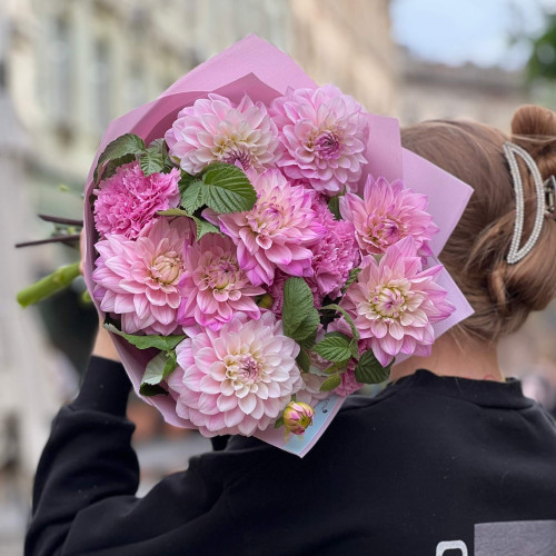 Ніжний букет з жоржинами та діантусами «Зачарована Любов»