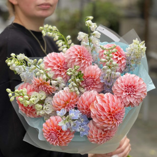 Неймовірний букет з жоржинами сорту Peaches N’ Cream «Персики для Любові»