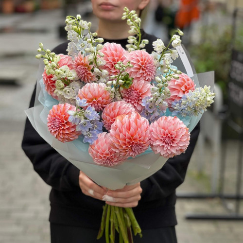 Неймовірний букет з жоржинами сорту Peaches N’ Cream «Персики для Любові»