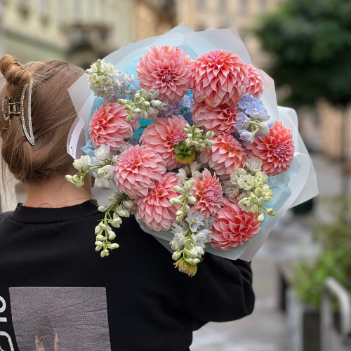 Неймовірний букет з жоржинами сорту Peaches N’ Cream «Персики для Любові»