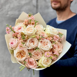 13 запашних півонієвидних троянд White O’Hara та матіола у букеті «Світла Віра»