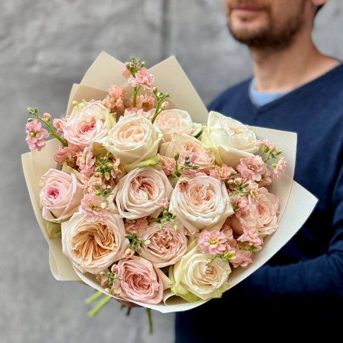 13 запашних півонієвидних троянд White O’Hara та матіола у букеті «Світла Віра»