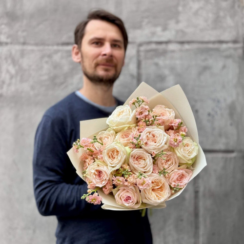 13 запашних півонієвидних троянд White O’Hara та матіола у букеті «Світла Віра»