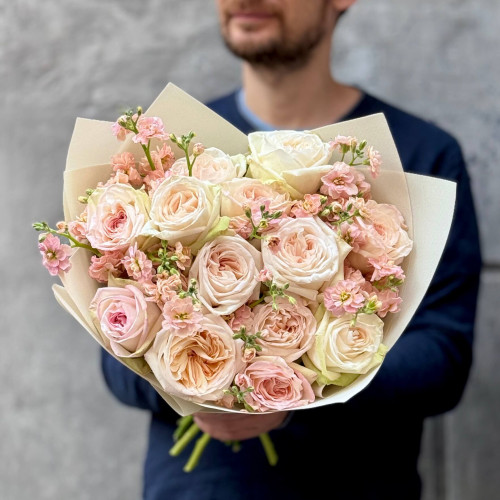 13 запашних півонієвидних троянд White O’Hara та матіола у букеті «Світла Віра»