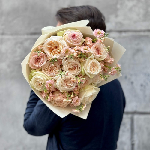 13 запашних півонієвидних троянд White O’Hara та матіола у букеті «Світла Віра»