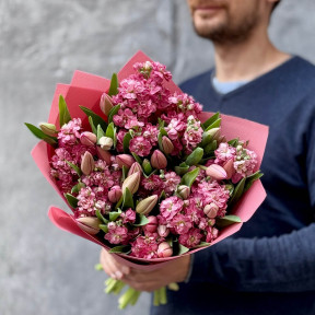 Романтичний ароматний букет із тюльпанів і матіоли «Весняна Надія»