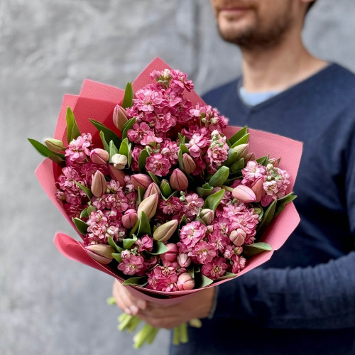 Романтичний ароматний букет із тюльпанів і матіоли «Весняна Надія»